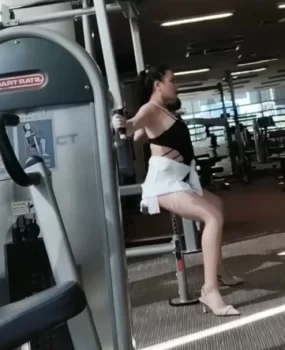 象牙公寓健身少妇