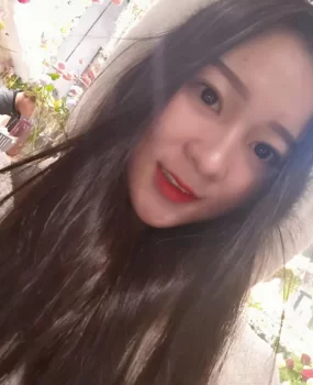 娇小美女年轻有活力